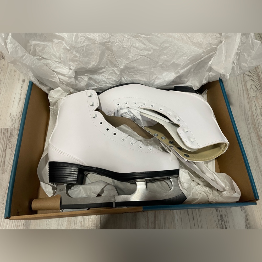 Roces Paradise/Lama Ice Skates Women’s 8